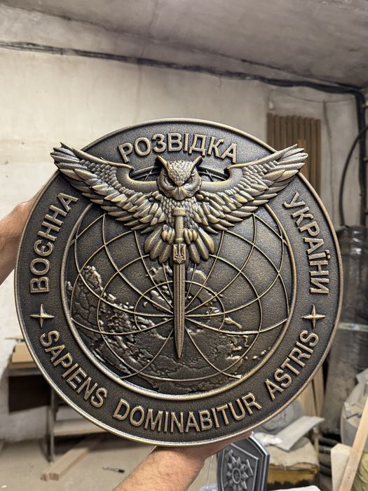 Деревʼяна емблема-шеврон «Головне управління розвідки»