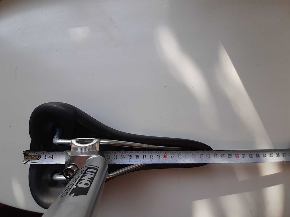 Велосипедное сиденье с подседельным штырем.