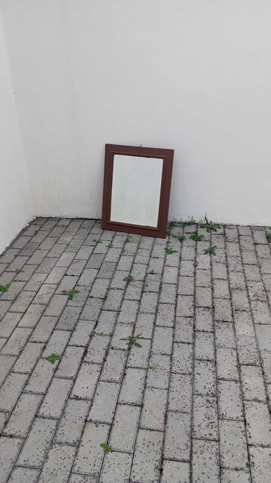 Espelho com moldura de madeira