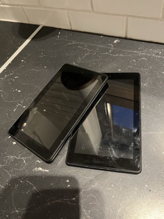 Dwa tablety Kindle