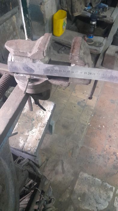 Тиски слесарные.