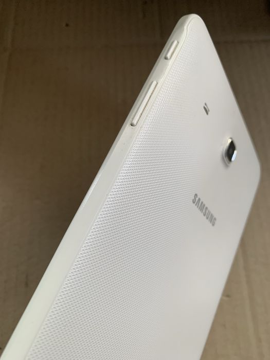 Планшет Samsung Galaxy Tab E 9.6 “SM-T561 3G 8Gb