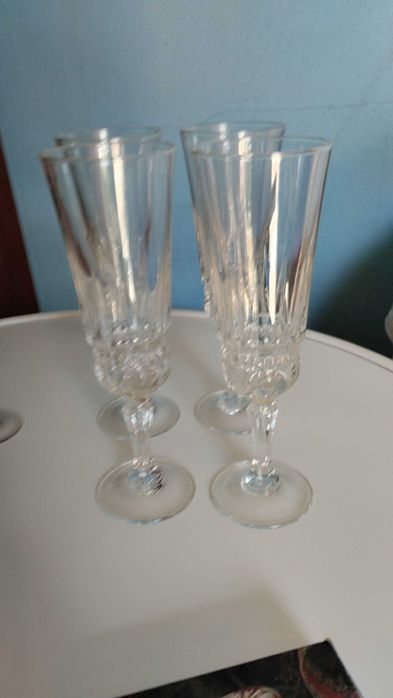 Vendo 6 copos de vinho fino mais 4 copos maiores mais talher de bolo