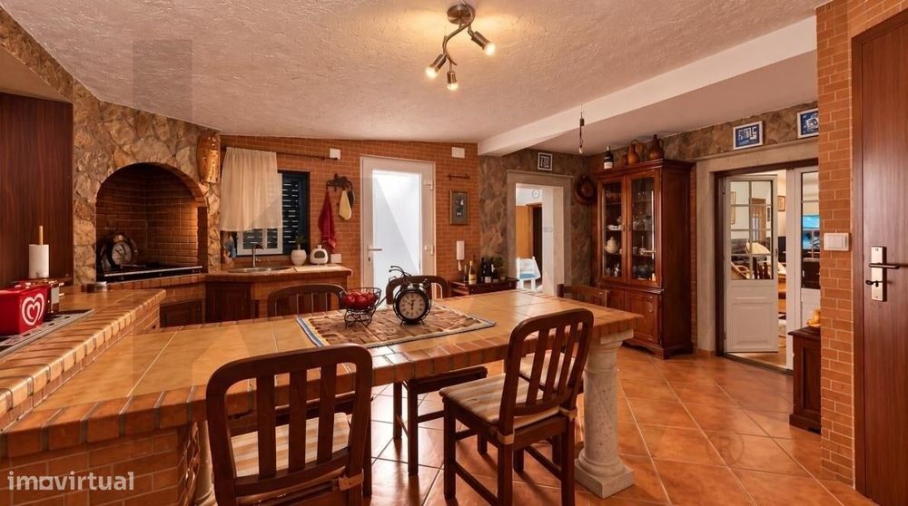 Moradia junto a Óbidos | 222 m2, garagem, sótão e excelente espaço ext