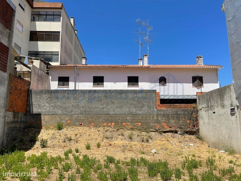 Terreno para construção de edifício de 4 pisos, centro de Ourém