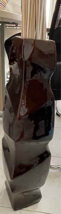 Vaso decorativo em cerâmica castanho escuro