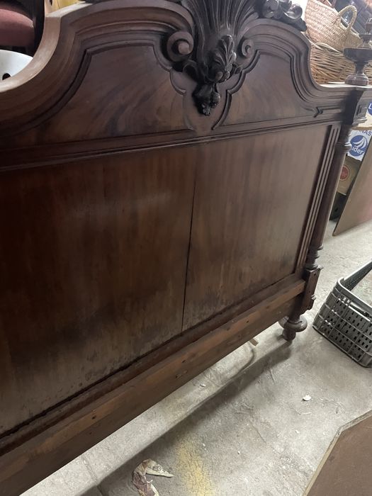 Cabeceira em raiz de Nogueira