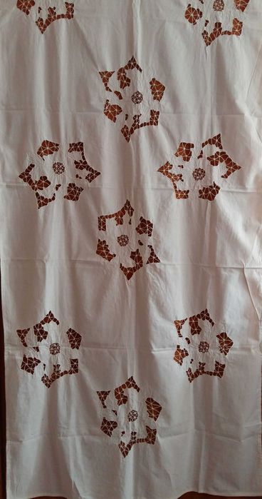 Obrus prostokątny płótno z wycinanym wzorem. 196x85cm