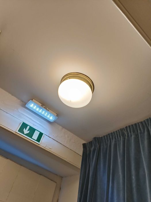 Aplique tecto vidro opalino e latão