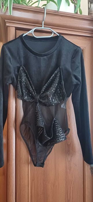 Czarne eleganckie body r. S/M z kokardą z cekinów