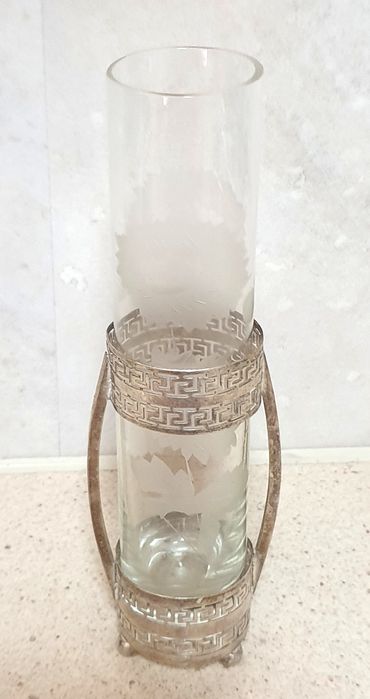 Linda jarra solitária em cristal gravado com suporte em casquinha