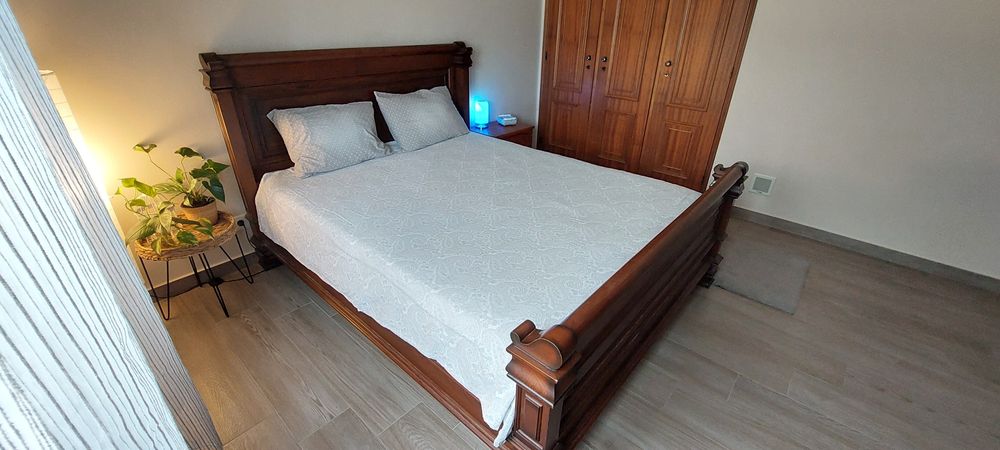 Cama de casal em ótimo estado