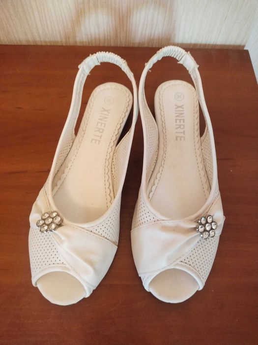 Продаються літні шльопанці