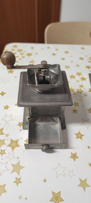 Moinho de café em estanho