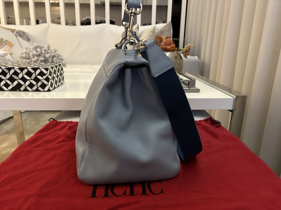 Mala Carolina Herrera em pele