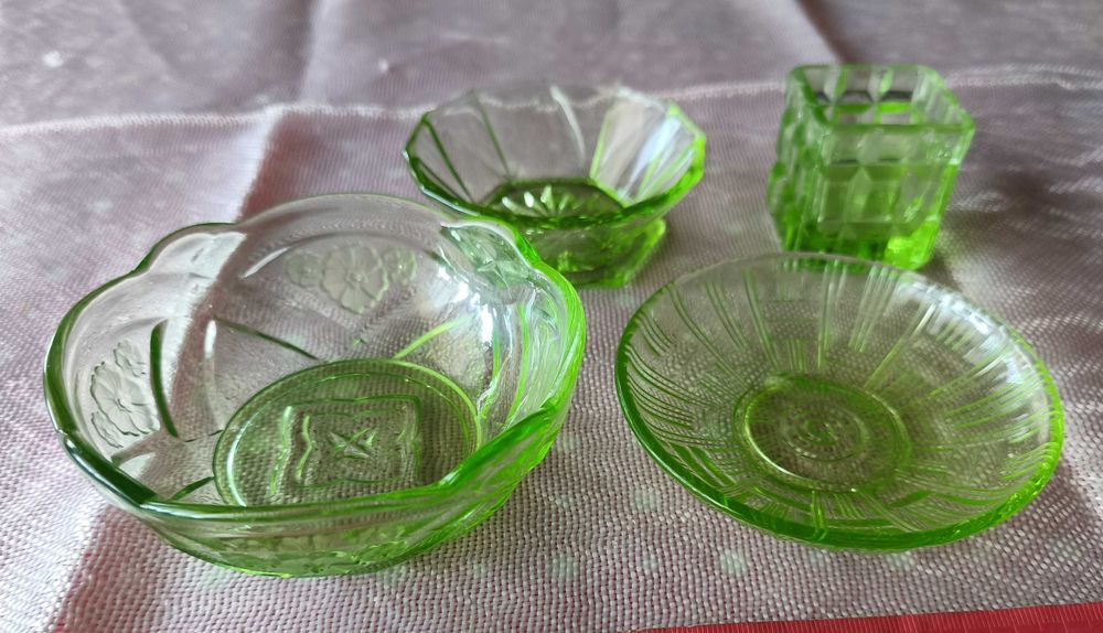 Lote de taças em vidro verde antigo