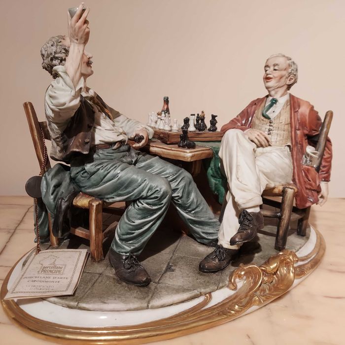 Porcelanowa figura gra w szachy Capodimonte Principe