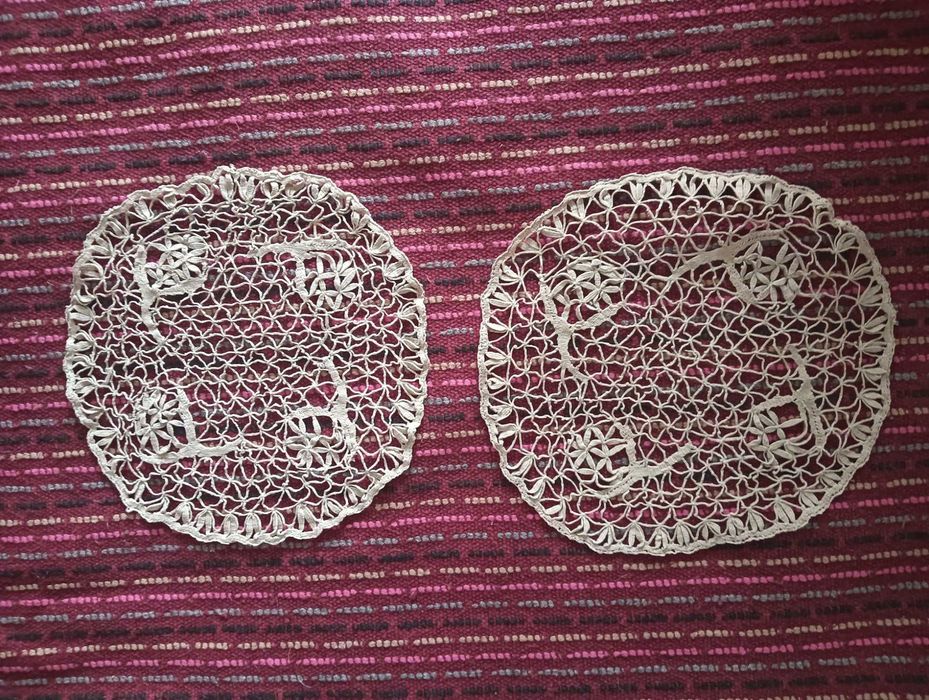 Conj. 2 Naperons Renda Crochet bege – formato 4 flores - diâmetro 22cm