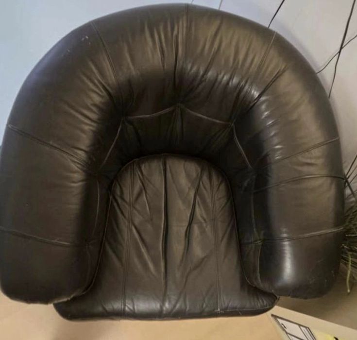 Sofa em pele preto