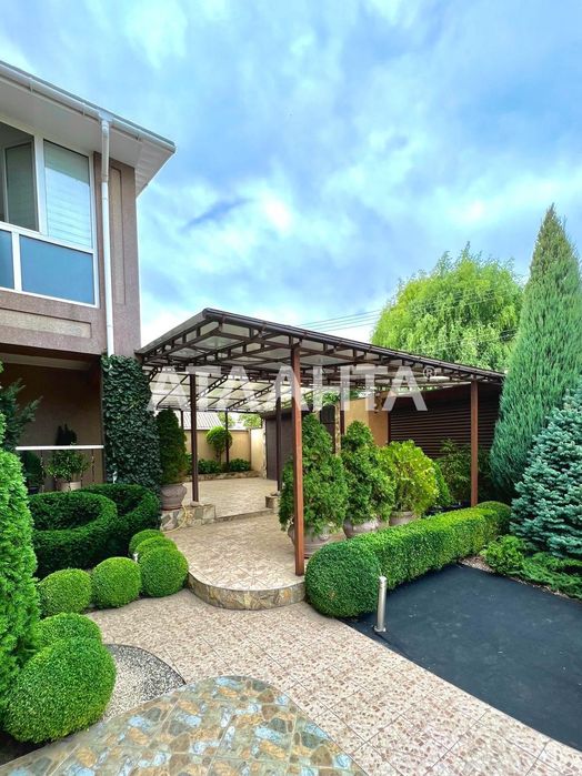 Дом с бассейном в Даче Ковалевского.