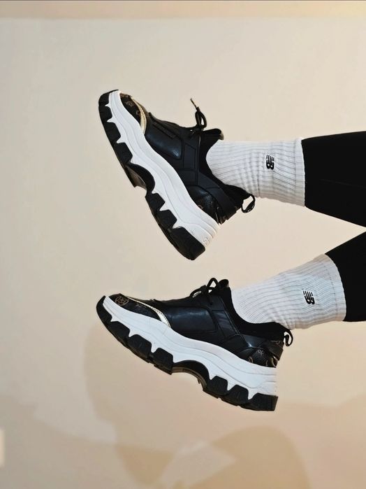 Sneakersy Guess czarno złote
