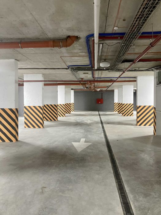 Паркомісце в підземному паркінгу із зарядкою для електроавтомобілів