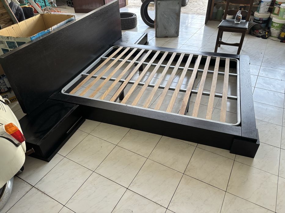 Cama de casal com as 2 mesas de cabeceira