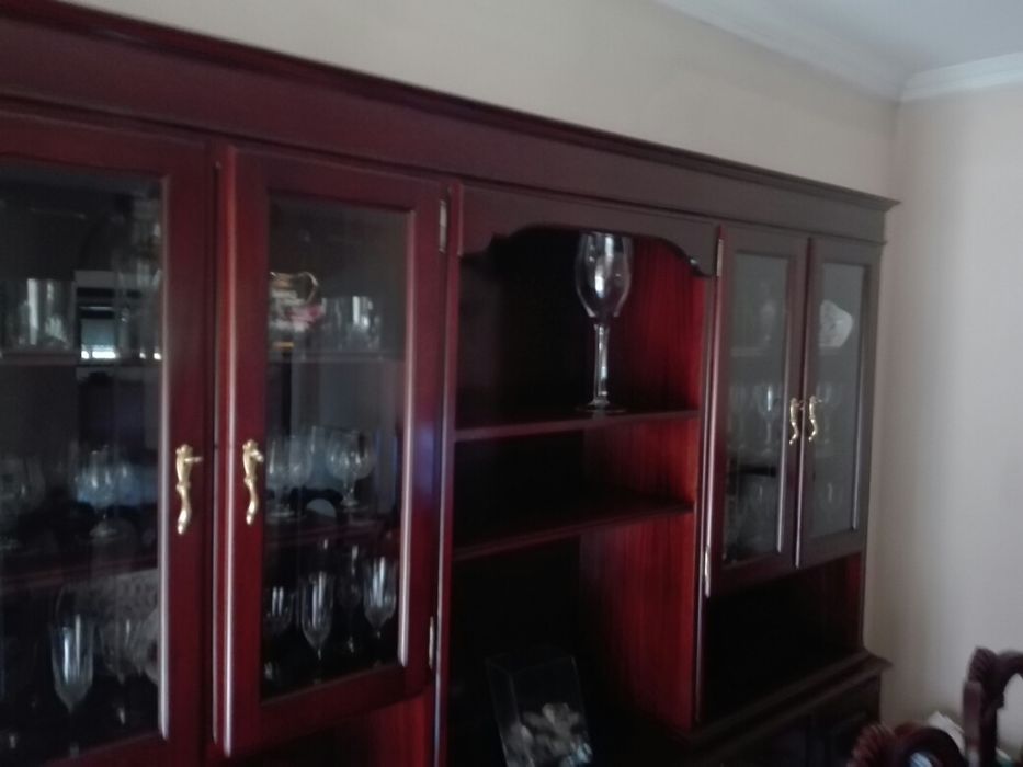 Estante e Mesa de Jantar em Mogno