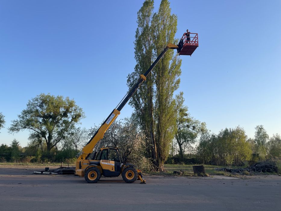 Послуги фронтального навантажувача Маніту, JCB