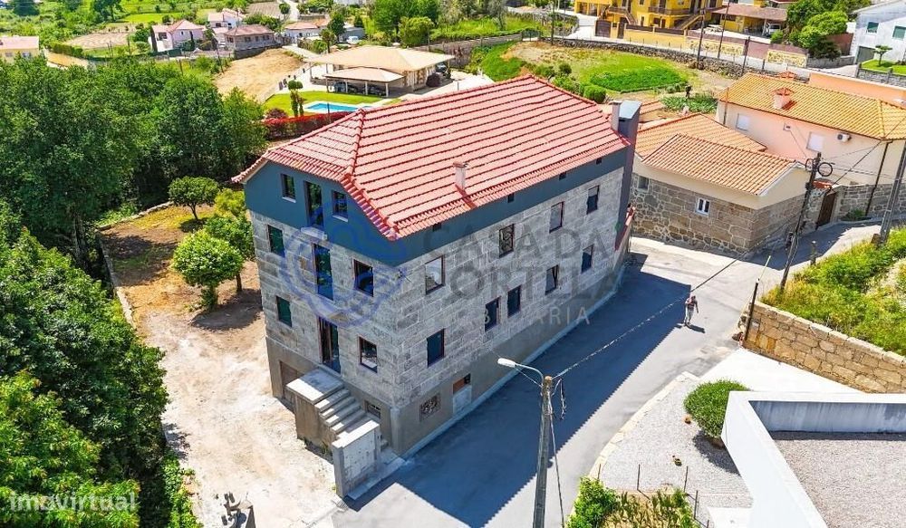 Predio traça antiga em fase de remodelação - Termas de São Vicente - P