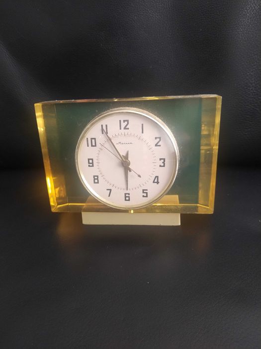 Relogio mecanico 8 dias, de secretária, em baquelite amarela. Anos 50.