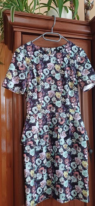 Sukienka w kwiaty H&M z baskinką r. 36