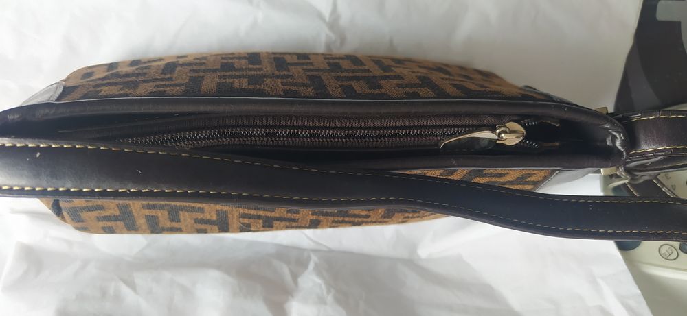 Mala de mulher em tons castanhos e preto