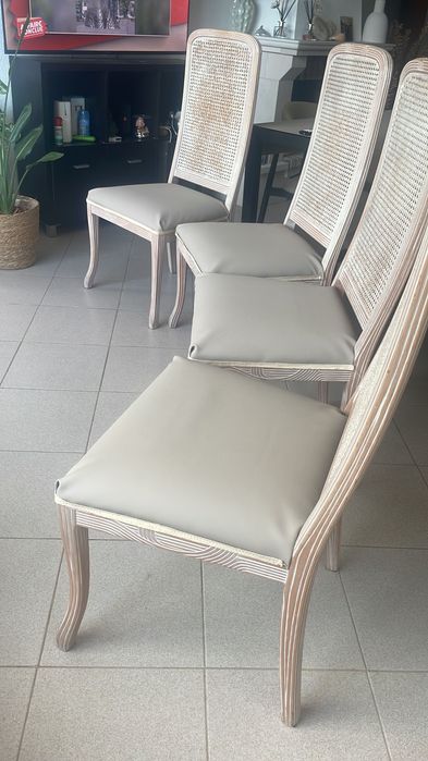 Conjunto vintage composto por 4 cadeiras bege com estrutura em carvalho branqueado. Medidas do aparador: 2,23m para renovar