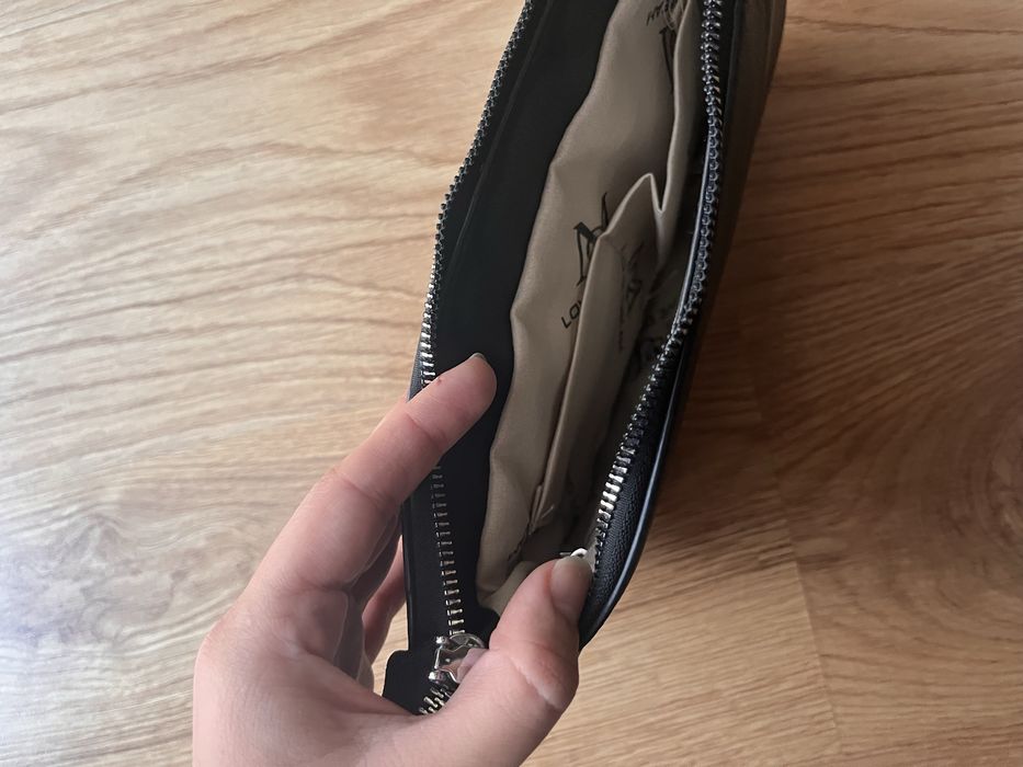 Чорна сумка маленька на ремінці