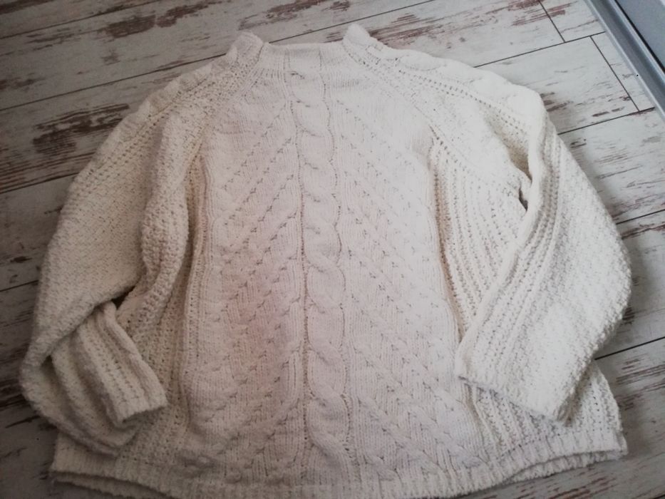 Biały sweter sweterek