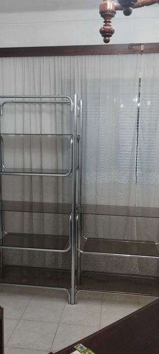 estante em metal e vidro