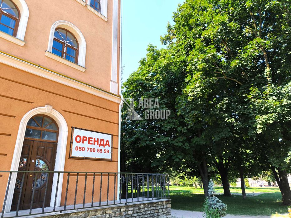 Оренда фасадного комерційного приміщення у Старому місті біля Ратуші