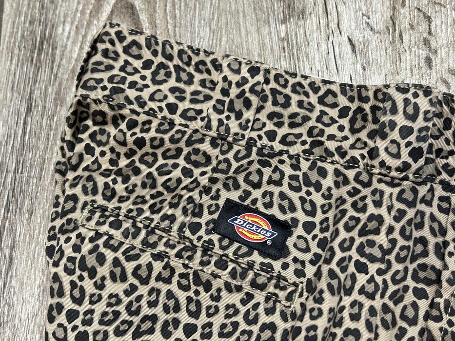 Męskie spodnie Dickes w panterke  Silver Firs Leopard roz W29