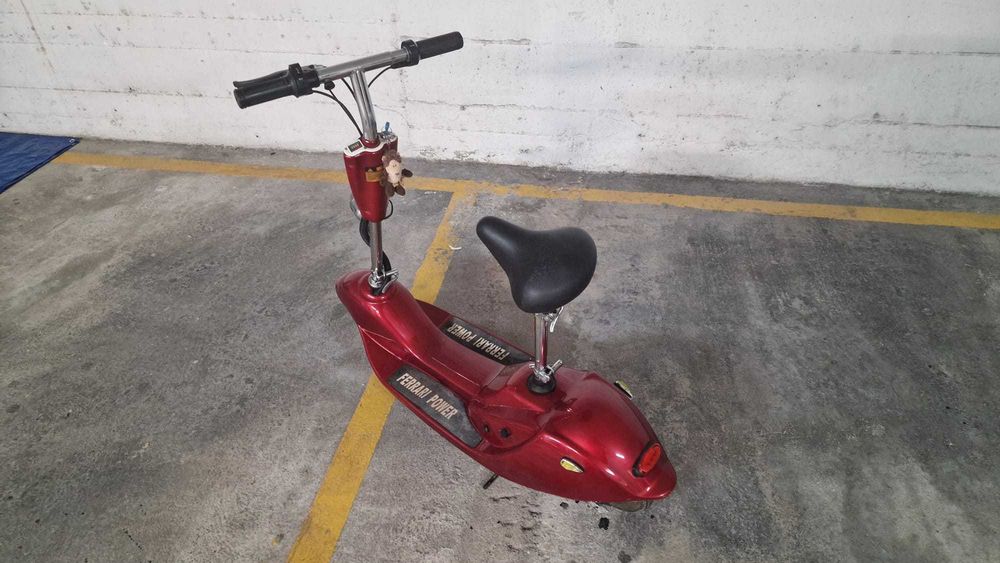 Mini scooter Elétrica Retro Vermelha a Funcionar – precisa de baterias