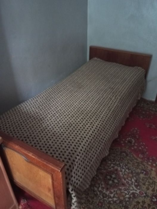 Ліжко з матрасом і холодильник