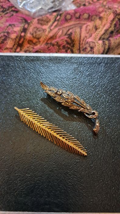 Alfinetes broches vintage em prata contrastada.