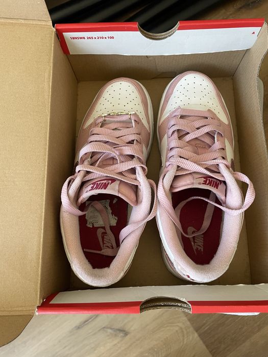 Ténis Nike Dunk Low GS 36,5 rosa e branco na CAIXA