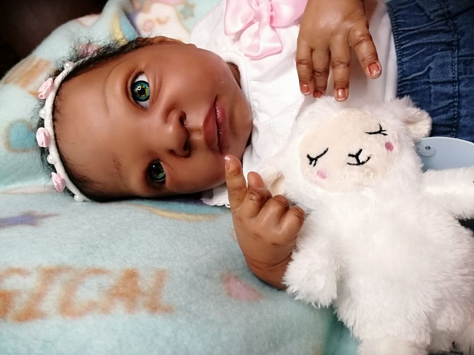 Linda bebé a espera de uma mamã