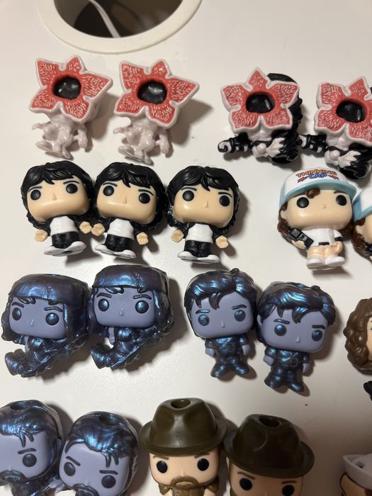 Vendo bonecos de stranger things do kinder joy!