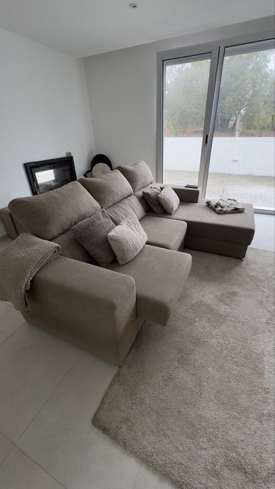 Sofá semi-novo, design moderno, chaise longue