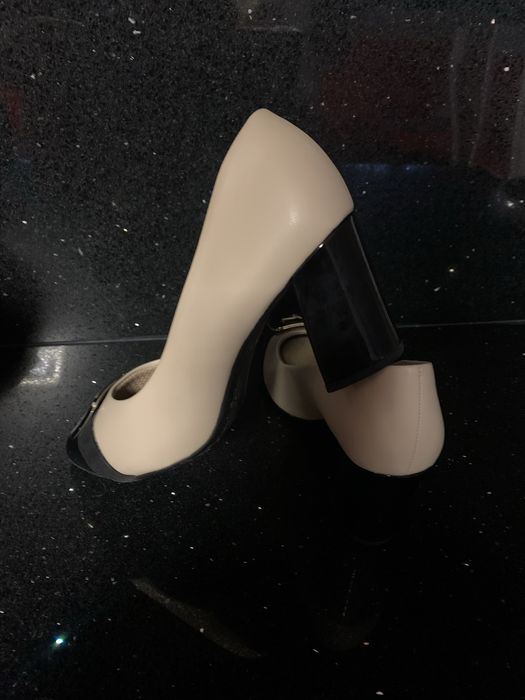 Sapatos bicolos em cx