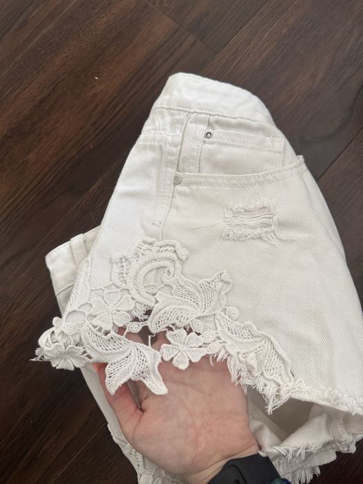 Білі шорти з круживами