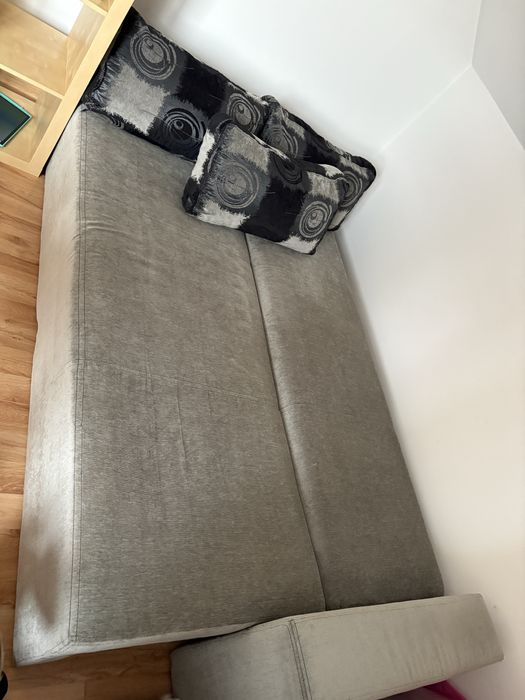 Szara rozkładana kanapa