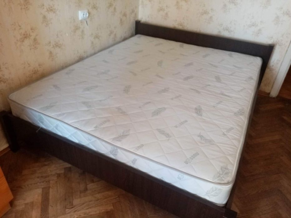 Кровать деревян. 2-х спальная + матрац новая.